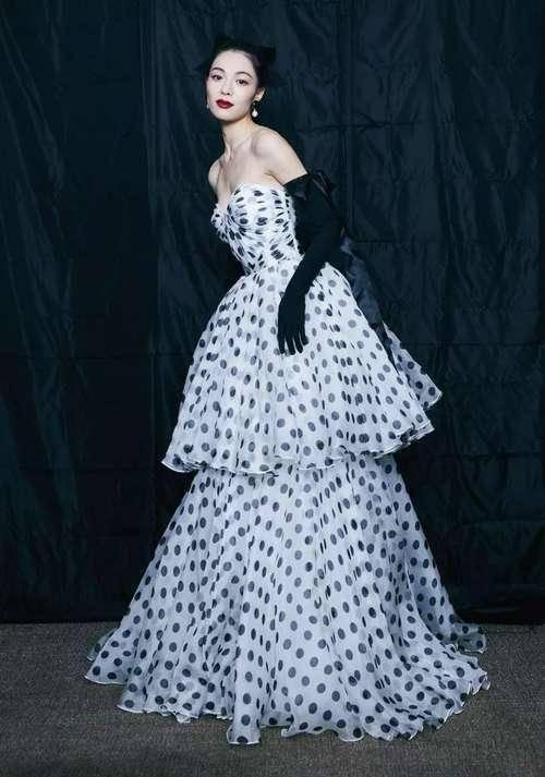 明星黑白点裙子,黑白点裙演绎明星时尚风采