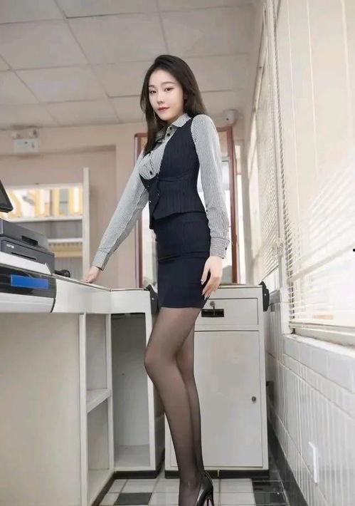 丝袜高跟美腿自拍,展现女性魅力与时尚态度