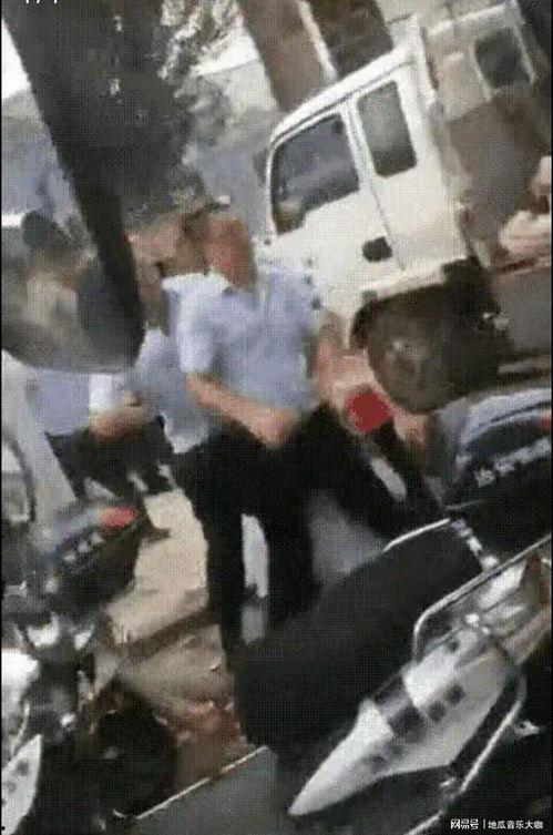 城管被群殴视频,现场惊心动魄，社会舆论哗然
