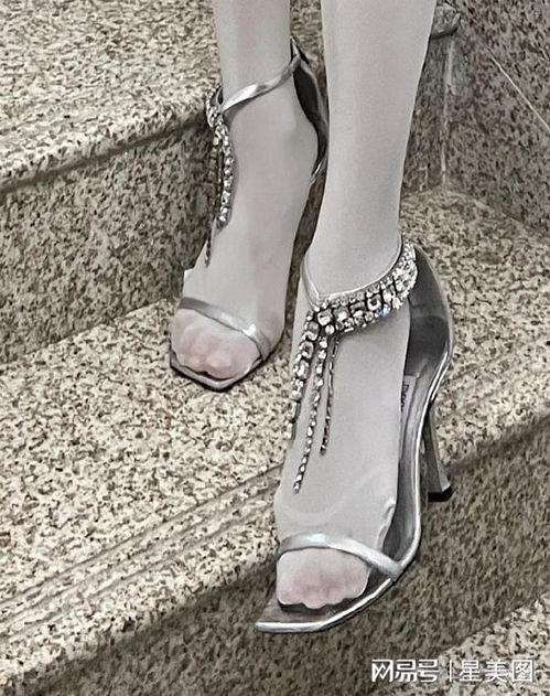 丝袜白高跟凉鞋,夏日时尚新潮流